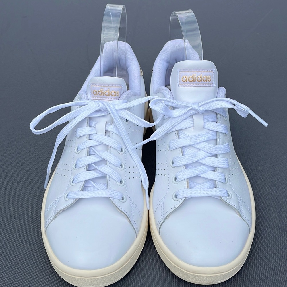 Adidas white leather sneakers with zebra back size 8 in great condition